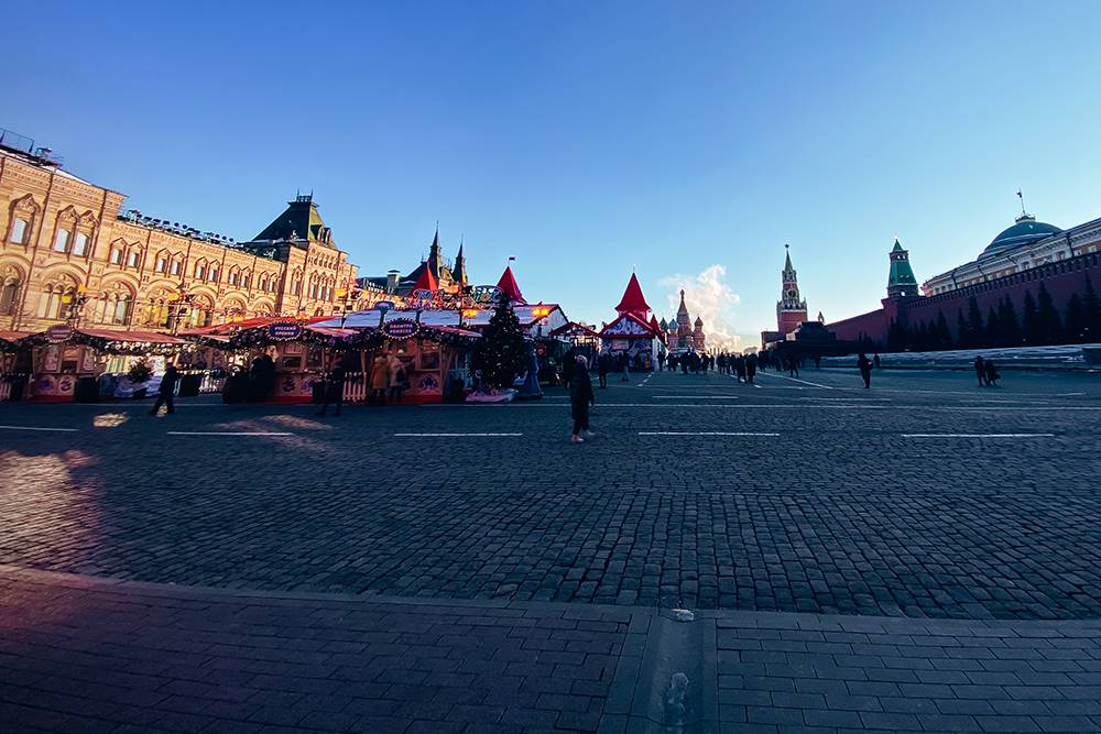 Каток и ярмарка занимают половину Красной площади