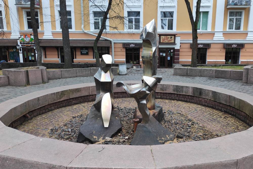 В этом фонтане на проспекте Ленина в Петрозаводске каждый турист видит что-то свое, а называется он «Солдат, женщина и ребенок»