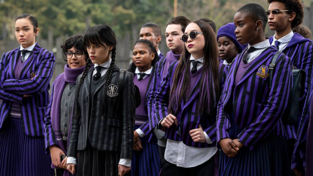 В Неверморе каждый обязан носить школьную форму фиолетового цвета, но для&nbsp;Уэнсдэй специально сшили черную версию костюма. Источник: Netflix