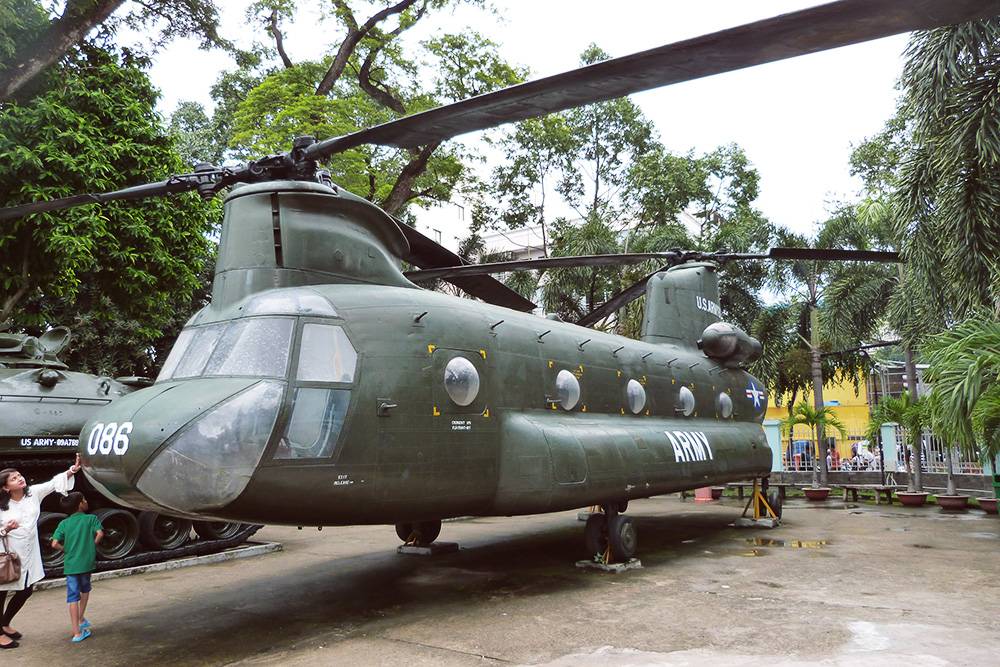 Трофейный американский вертолет на территории музея жертв войны