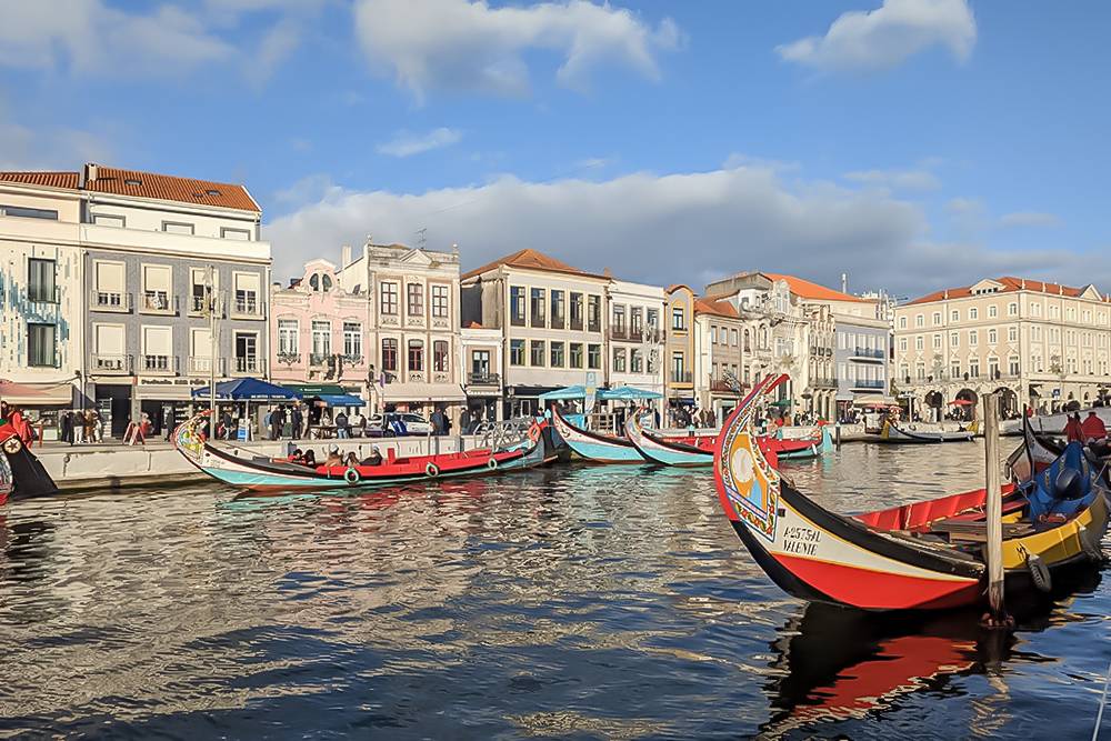 На фото город Авейру, который называют португальской Венецией