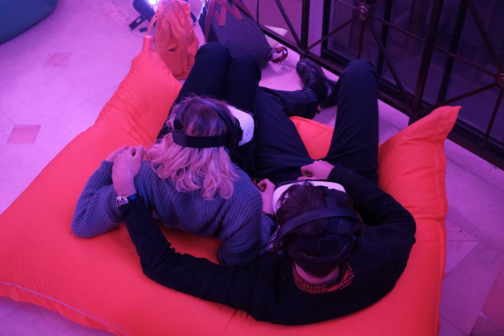 Участники фестиваля «Самая длинная ночь» в Петербурге смотрят VR-фильмы