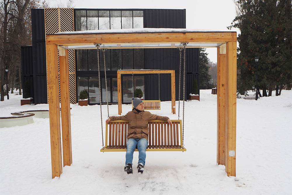 Зимой мы посетили в Липецке Нижний парк после реконструкции: там обновили скамейки и установили деревянные качели. Мы покатались на них и решили, что приедем отдохнуть туда и летом