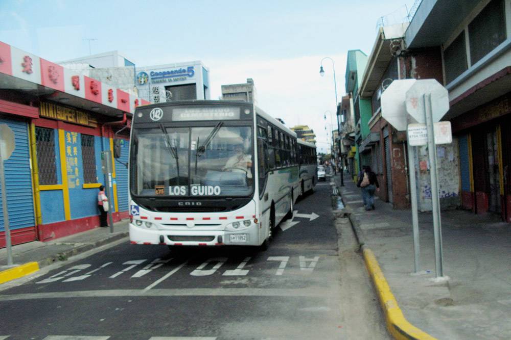 На междугородних автобусах в Коста-Рике ездит много людей. Чтобы занять места, лучше приходить заранее