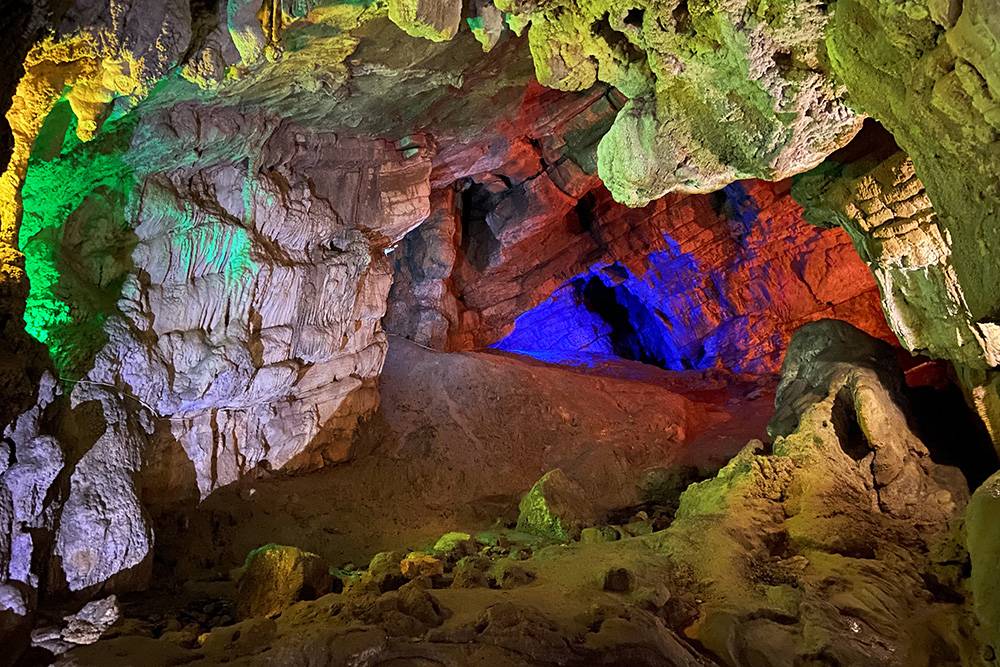 С неоновой подсветкой в лабиринтах пещеры по-настоящему сказочно