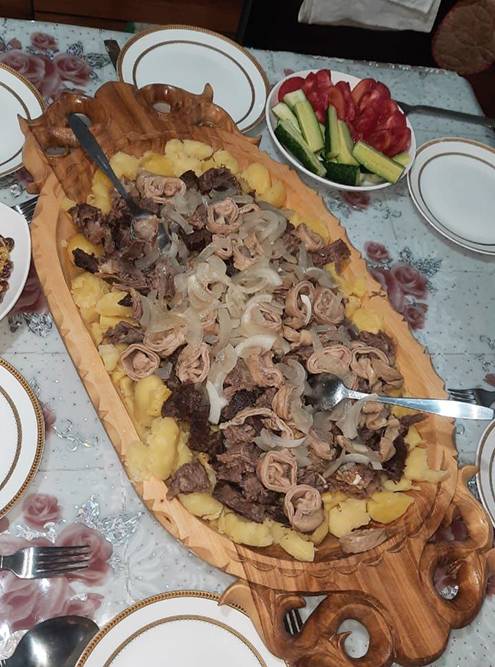 Казахское национальное блюдо сырне. Подают его в специальной деревянной посуде