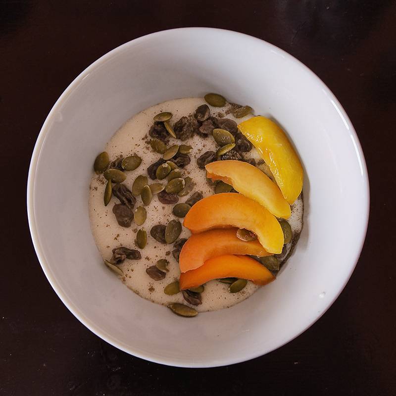 Завтрак: манная каша с консервированным персиком, изюмом и тыквенными семечками