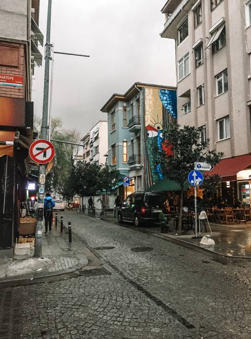 Типичная улочка в Кадыкёе в азиатской части Стамбула