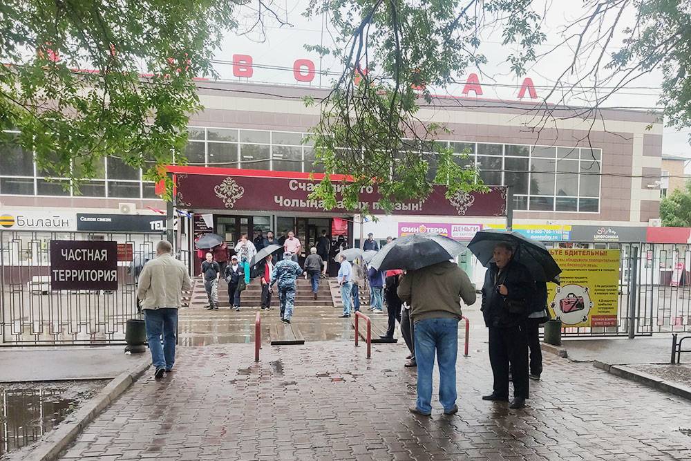 Мужчины перед крыльцом автовокзала — это таксисты-бомбилы, с&nbsp;которыми можно уехать не&nbsp;только в&nbsp;другой район республики, но и&nbsp;в&nbsp;соседние регионы