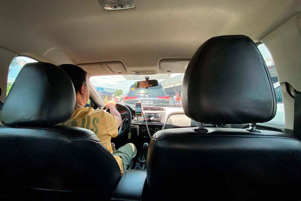 Обычно таксисты приезжали на каком-нибудь новеньком автомобиле вроде Хендая или Ниссана