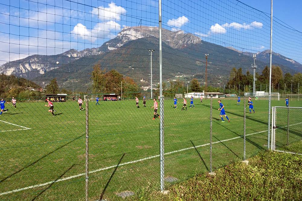 Футбольный стадион и гора Валлацца, на нем изредка играет местная команда Ламона