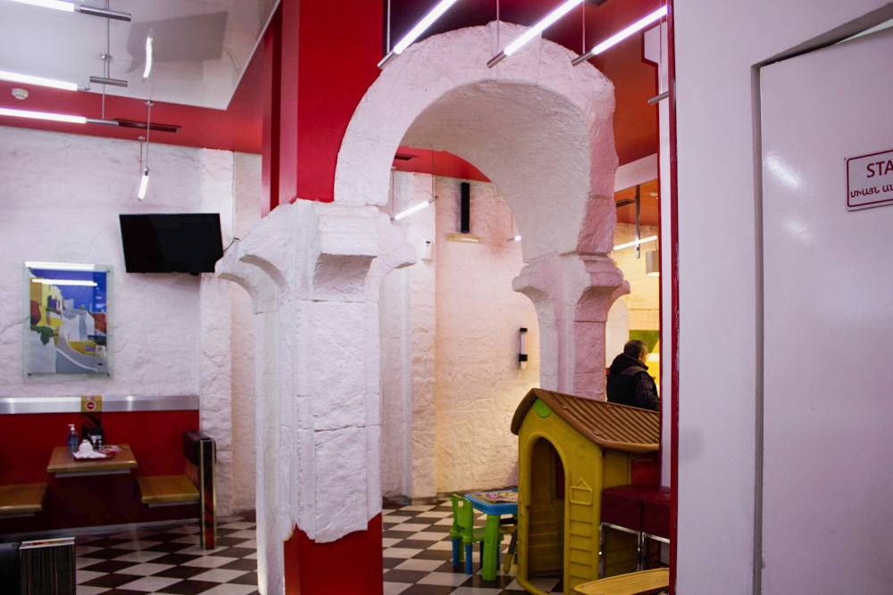 Греческая арка в Mr. Gyros