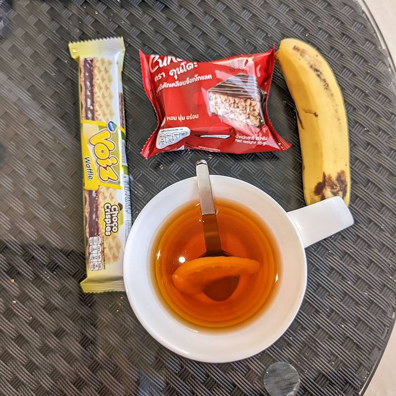 На завтрак заварил чай, а на сладкое взял вкусняшки и банан, которые купил в пятницу