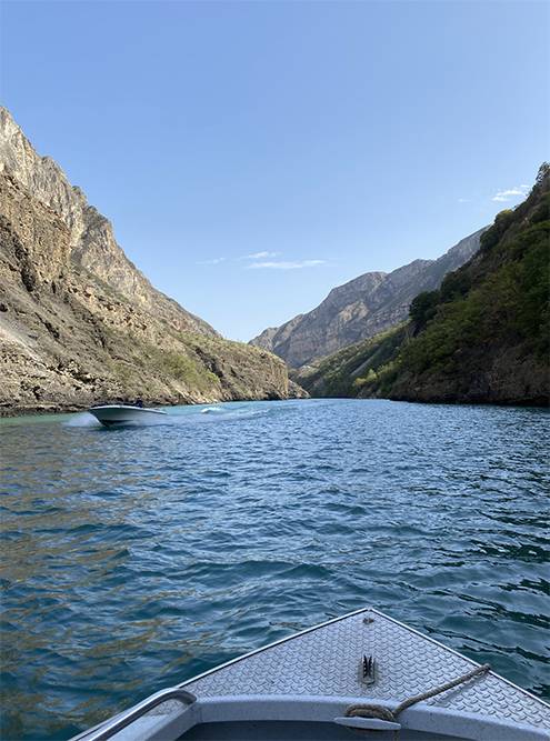 Катание по каньону на лодке. Вода бирюзового цвета