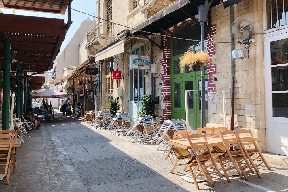 Некоторые кофейни работают с 08:00, а вот в бары можно попасть только вечером