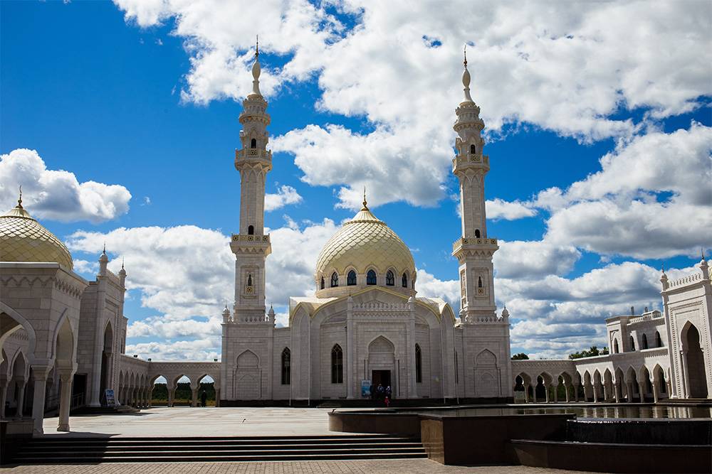 Белая мечеть кому-то напоминает мечеть в Грозном, но, на мой взгляд, она ближе к Тадж-Махалу