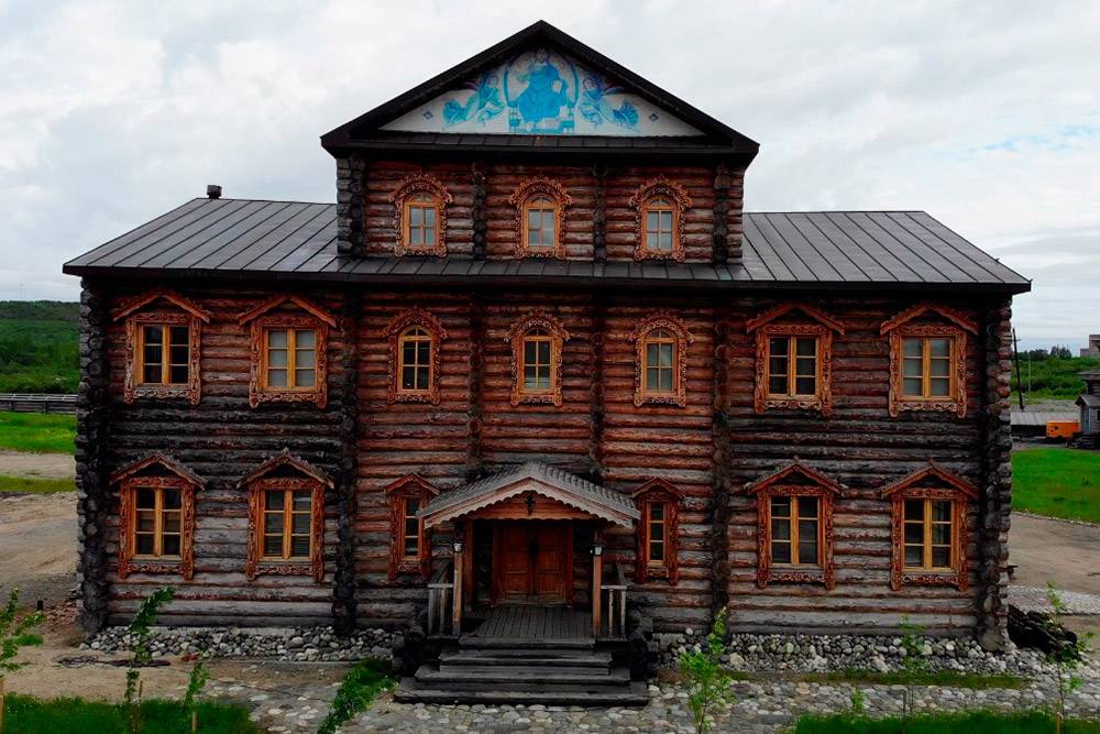 На территории Трифонова Печенгского монастыря несколько деревянных построек. Местные рекомендуют подняться на холм за этим зданием: говорят, там очень красивый вид