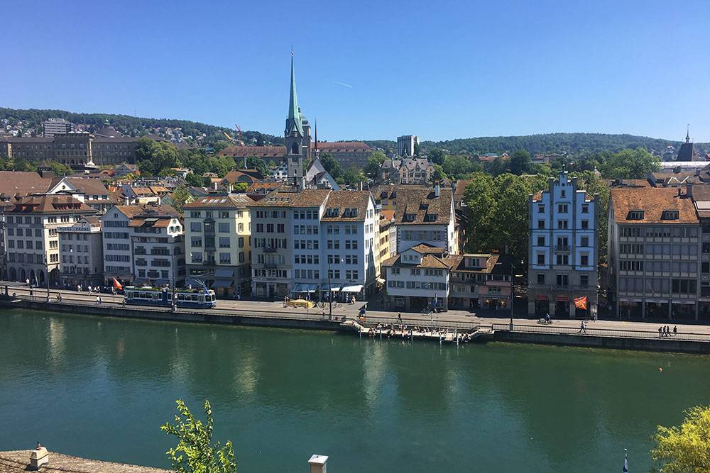 Река Лиммат протекает через центр Цюриха. Летом на небольших причалах загорают и отдыхают жители и туристы