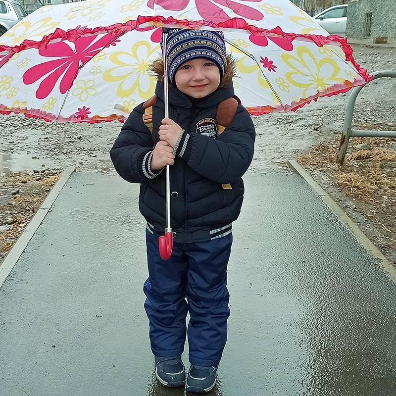 Сын довольный идет в сад: первый раз с зонтом под&nbsp;дождем