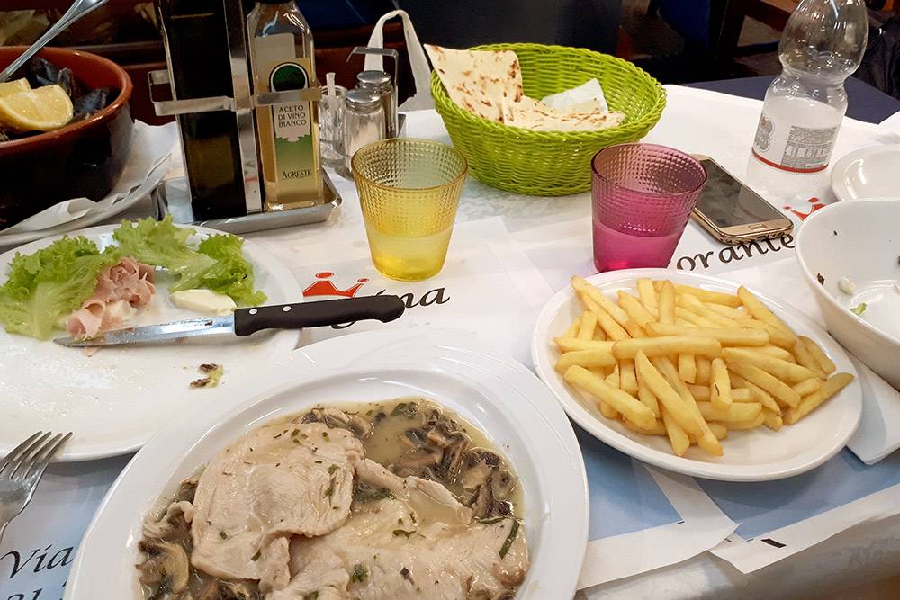 Ужин в Римини с горячим, салатами, мидиями, картошкой-фри и водой за 24 € (1810 <span class=ruble>Р</span>)