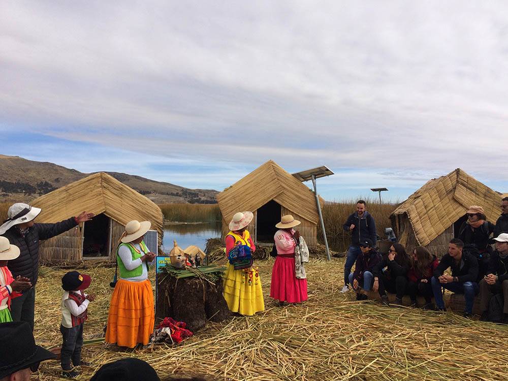 Уру бежали на острова в озере от инков. Сейчас жизни племени ничего не угрожает, но оно продолжает там жить. Чтобы прокормить себя, индейцы занимаются рыбалкой, охотой, продают экскурсии и сувениры