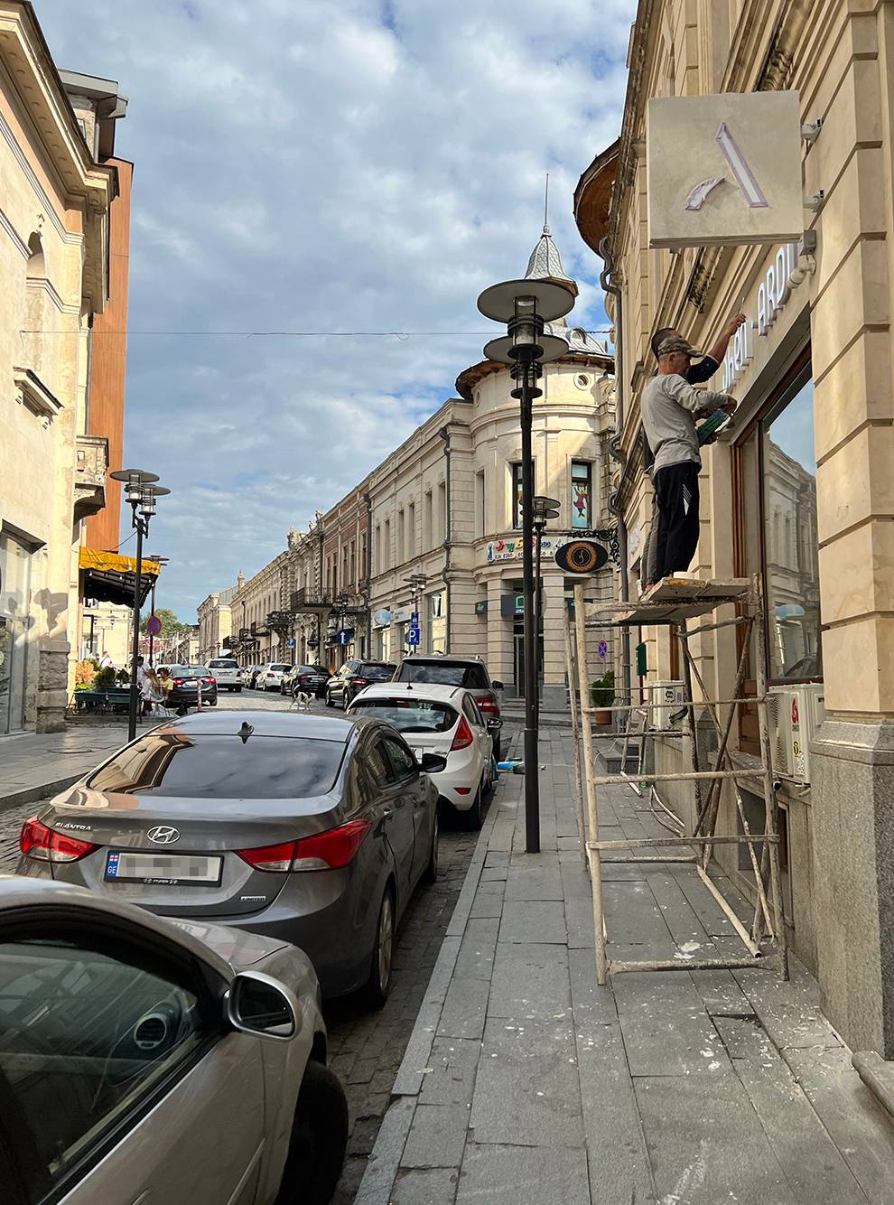 Улица Пушкина — одна из самых оживленных в Старом городе. Здесь я часто видела путешественников и туристические группы с гидами