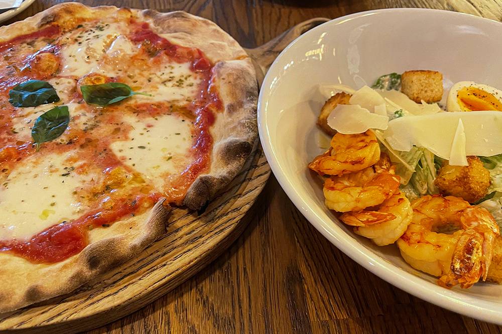 Обед: салат «Цезарь» с креветками, пара кусочков пиццы «Маргарита», капучино