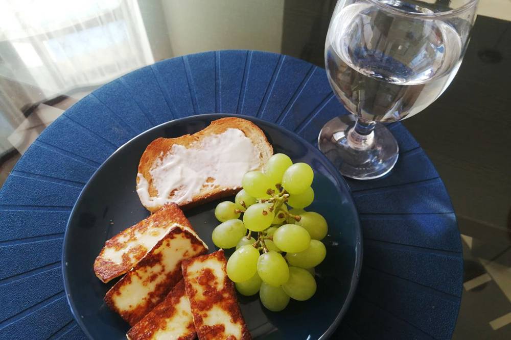 Завтрак: тост со сливочным сыром, жареный сыр халуми, виноград
