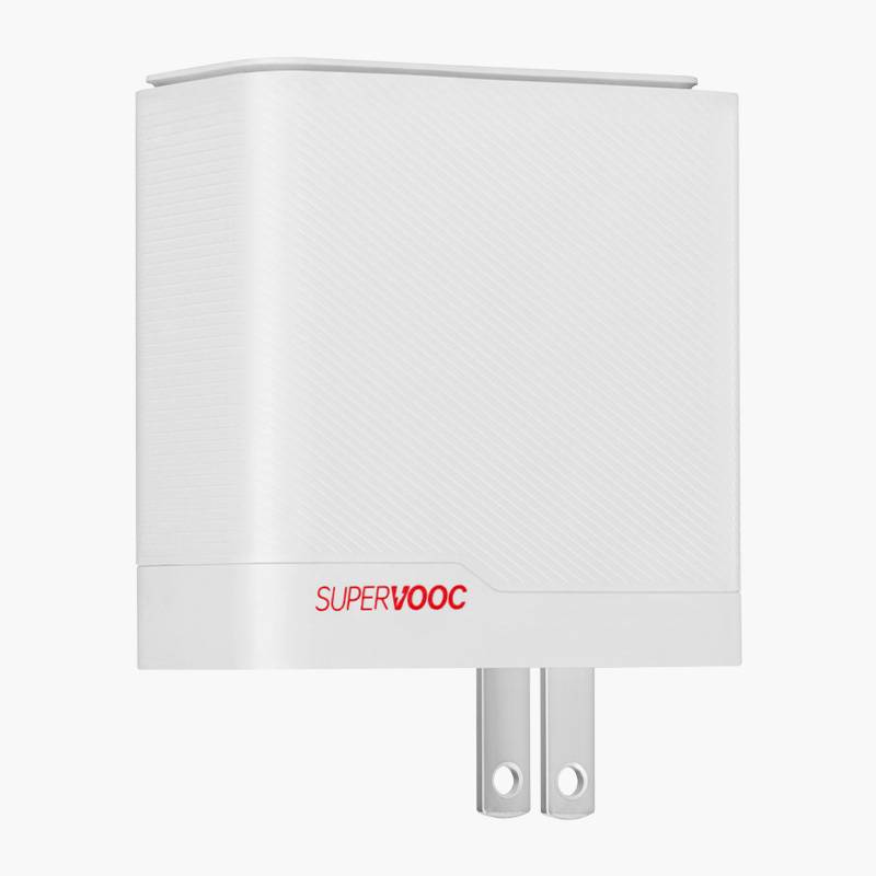 Адаптер для быстрой зарядки Supervooc от OnePlus на 100 ватт. Максимальную мощность он выдает при напряжении в 20 вольт и силе тока в 5 ампер. Устройствам, которые не поддерживают такую мощную зарядку, Supervooc передаст 15 ватт — при 5 вольтах и 3 амперах