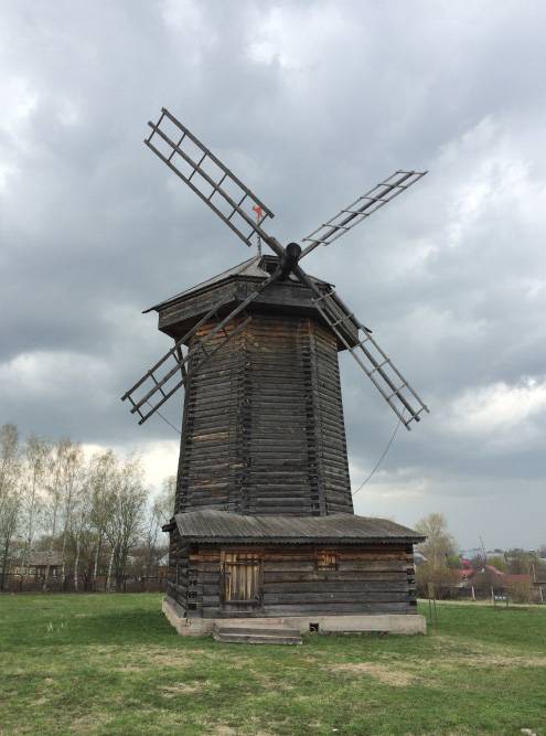 Ветряная шатровая мельница конца 18 века, которую перенесли из села Мошок