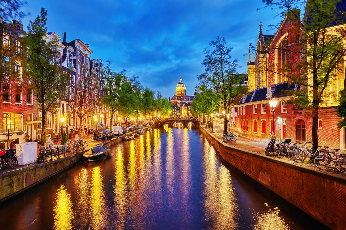 В системе каналов Амстердама четыре основных водоема. Первый появился в 15 веке, остальные прорыли в 17 столетии. Фото:&nbsp;V_E&nbsp;/&nbsp;Shutterstock