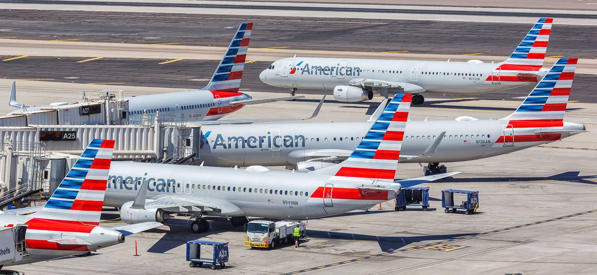American Airlines отменяет сотни рейсов: не хватает персонала