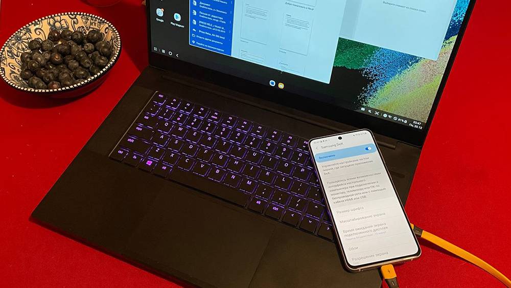 На экране ноутбука запущен рабочий стол смартфона — в обычной жизни не очень нужно, но изредка может быть полезно