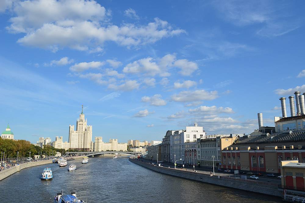 Вид с парящего над Москвой-рекой моста в Зарядье. Конструкция может выдержать 3000—4000 человек, но разместить их на нем физически невозможно
