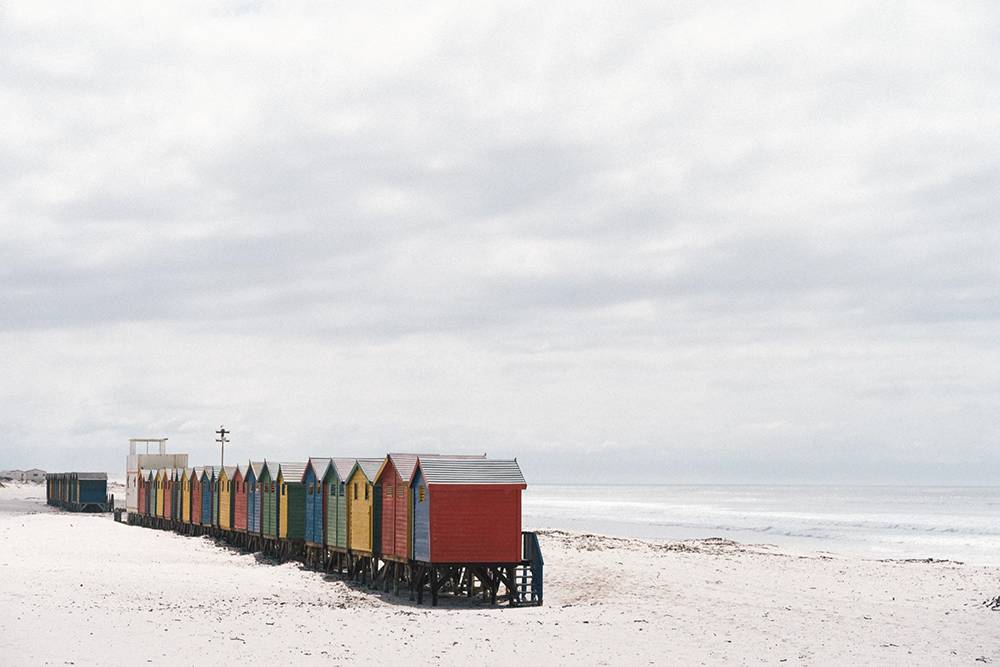 Пляж Муйзенберг в Кейптауне. Из-за&nbsp;пандемии нас не&nbsp;пустили к&nbsp;этим старым серферским домикам, я&nbsp;сфотографировала их издалека. Местные серферские школы хранят в&nbsp;них оборудование
