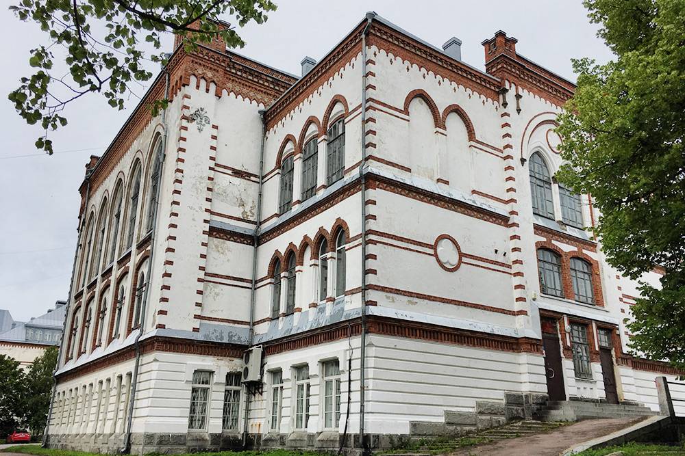 В бывшем городском лицее сейчас находится районный суд и финансовое управление