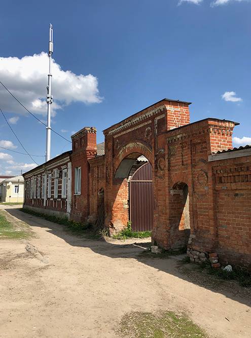 На Советской, 10 в начале 20 века располагалась кондитерская фабрика братьев Кривенцовых. Сейчас это жилой дом