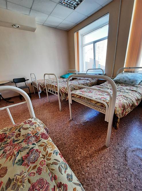 В дневном стационаре есть небольшая палата с кроватями. Там лежат пациенты, которым ставят капельницы. А я там отлеживалась после взятия крови — всегда плохо переношу процедуру