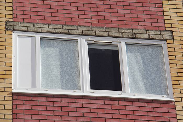 Этой мой балкон. Приточный клапан — небольшая пластиковая полоска над&nbsp;окном, где нет штор