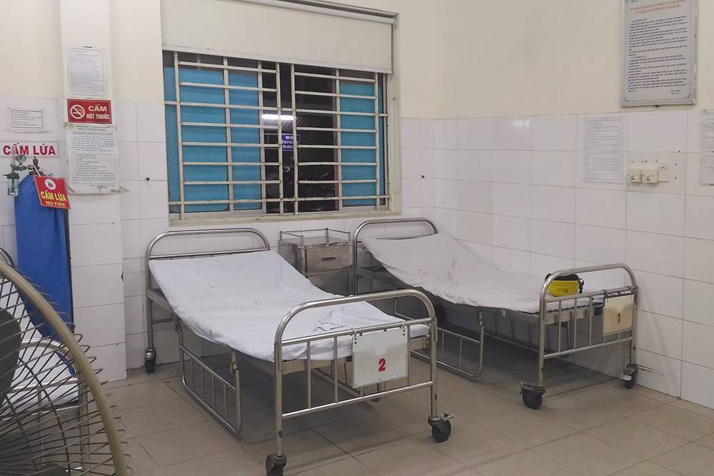 Палаты во вьетнамской больнице без кондиционеров, но есть вентиляторы