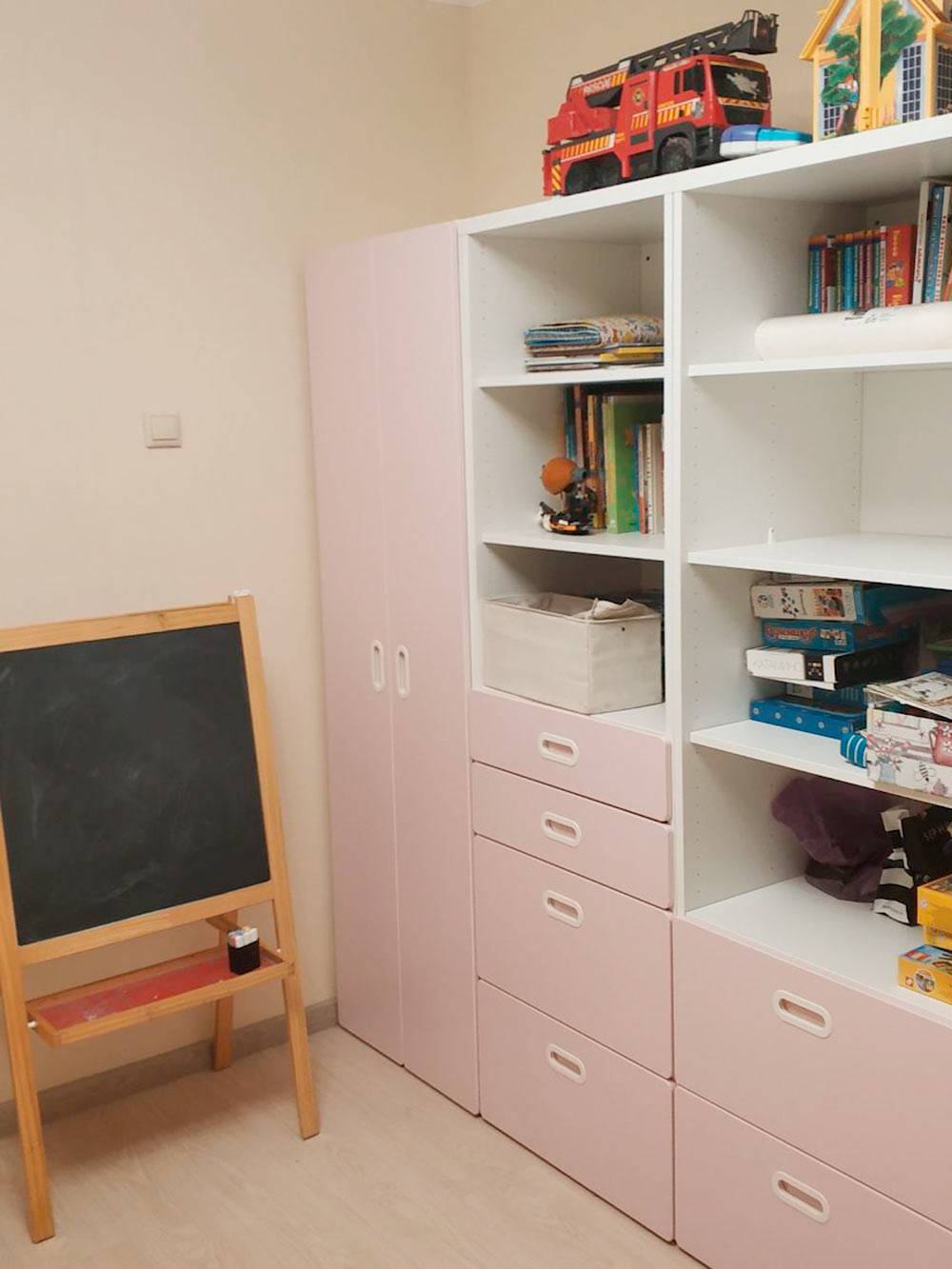 Мебель в детской комнате с местом для&nbsp;хранения игрушек