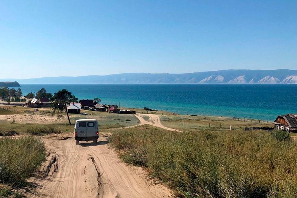 Кто-то едет к озеру на буханке
