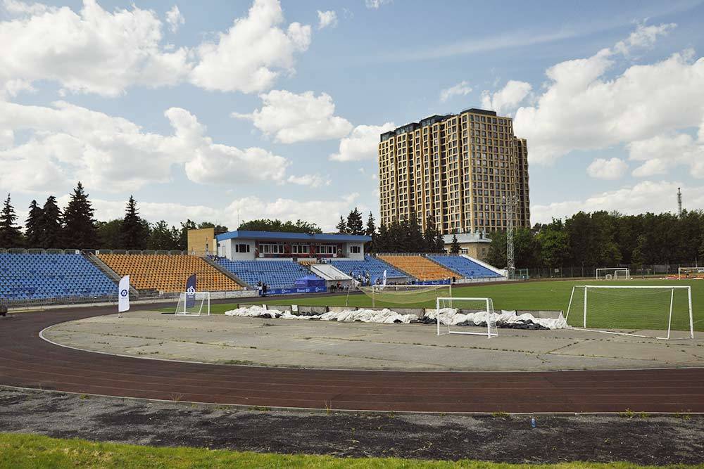 Это стадион «Октябрь». Сейчас здесь готовятся к церемонии награждения столичного «Динамо»