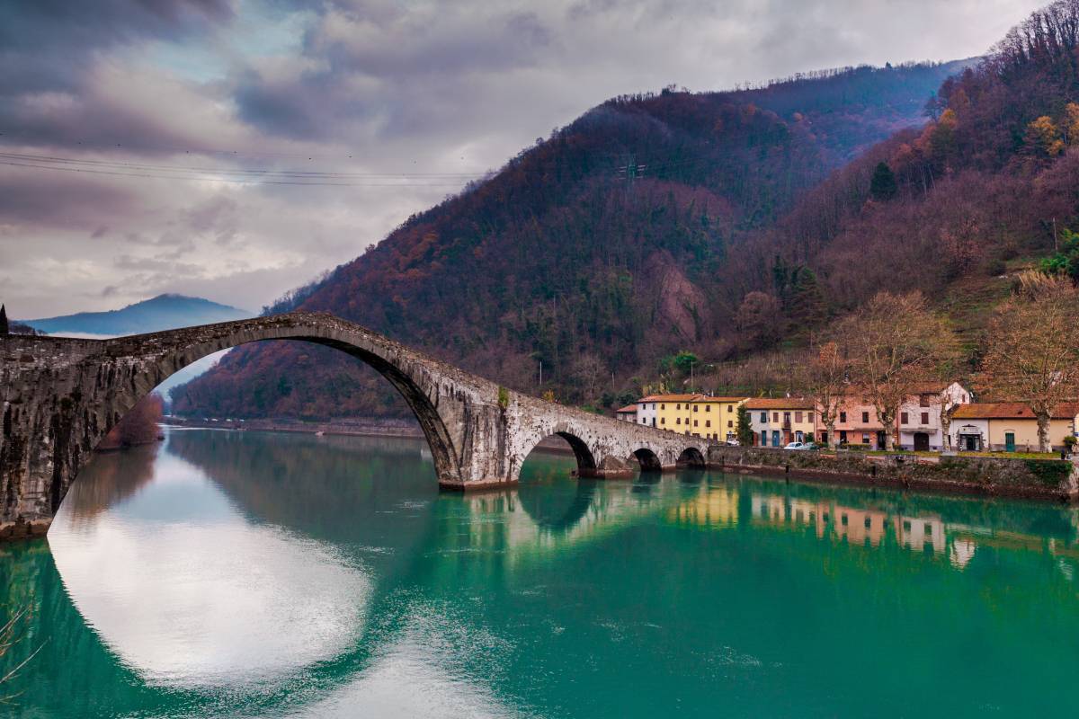 В окрестностях Лукки есть красивый древний мост. Его называют мостом Марии Магдалины, или Чертовым. Фото: Mirko Makari / Shutterstock