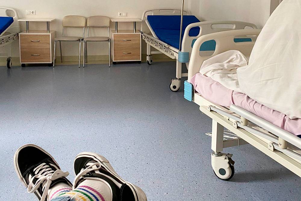 Четырехместная палата в ереванской больнице. У каждого пациента кровать с поднимающейся спинкой, рядом лампа и розетки