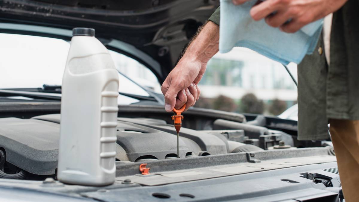 Масложор: почему большой расход масла в двигателе