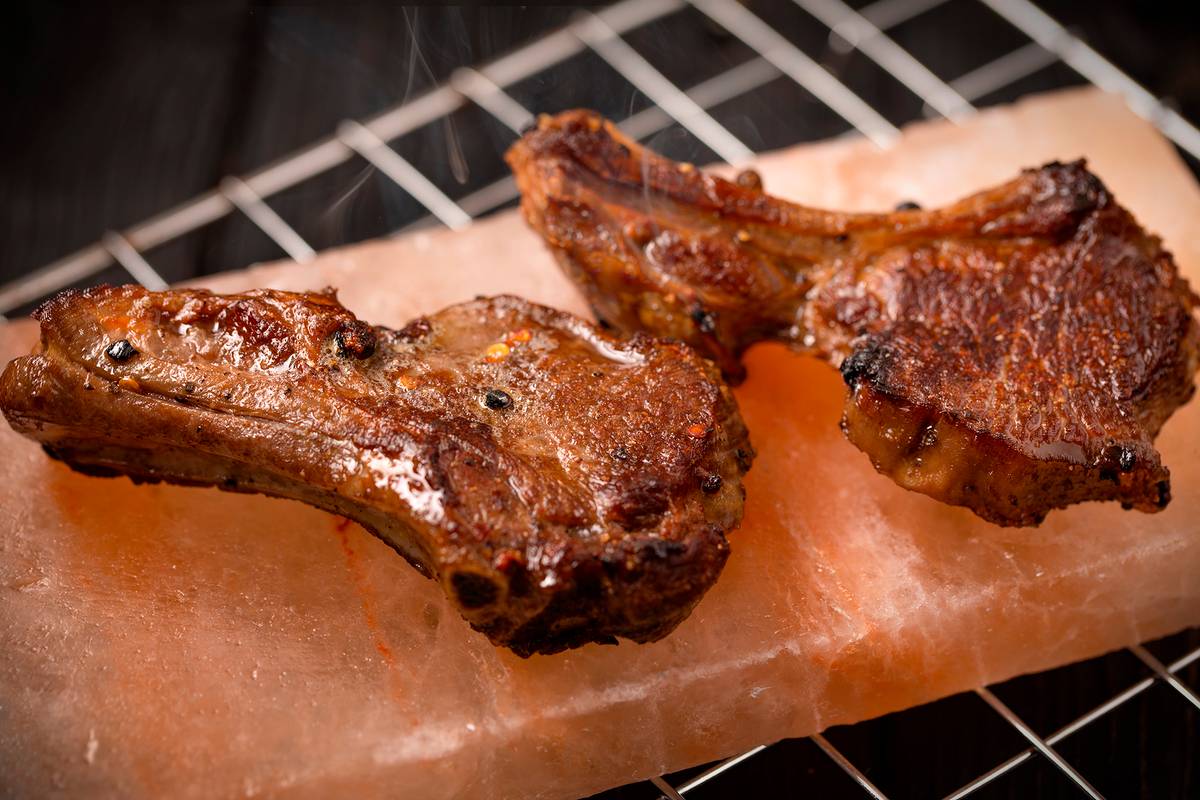 Так жарят мясо на солевой плитке. Источник: Keeber&nbsp;/ Shutterstock
