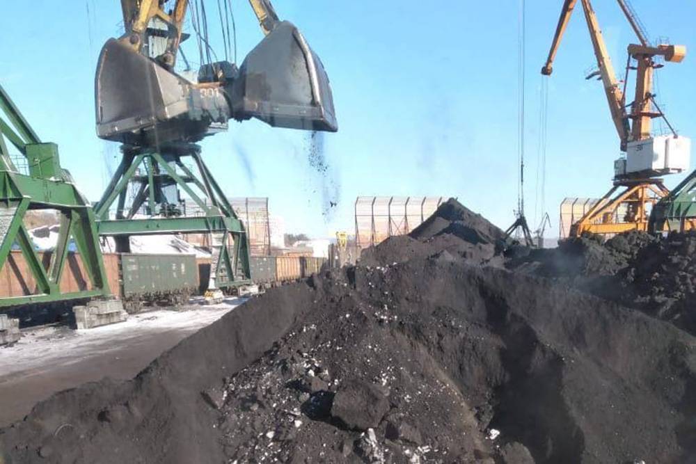 Уголь перегружают открытым способом, и от этого в город летит пыль
