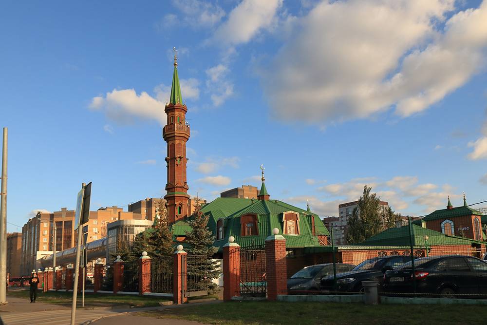 А это мечеть Казан-Нуры, где в итоге прошел наш никах. Ее название переводится как «Сияние Казани». Источник: Lyudmila Sh / Shutterstock