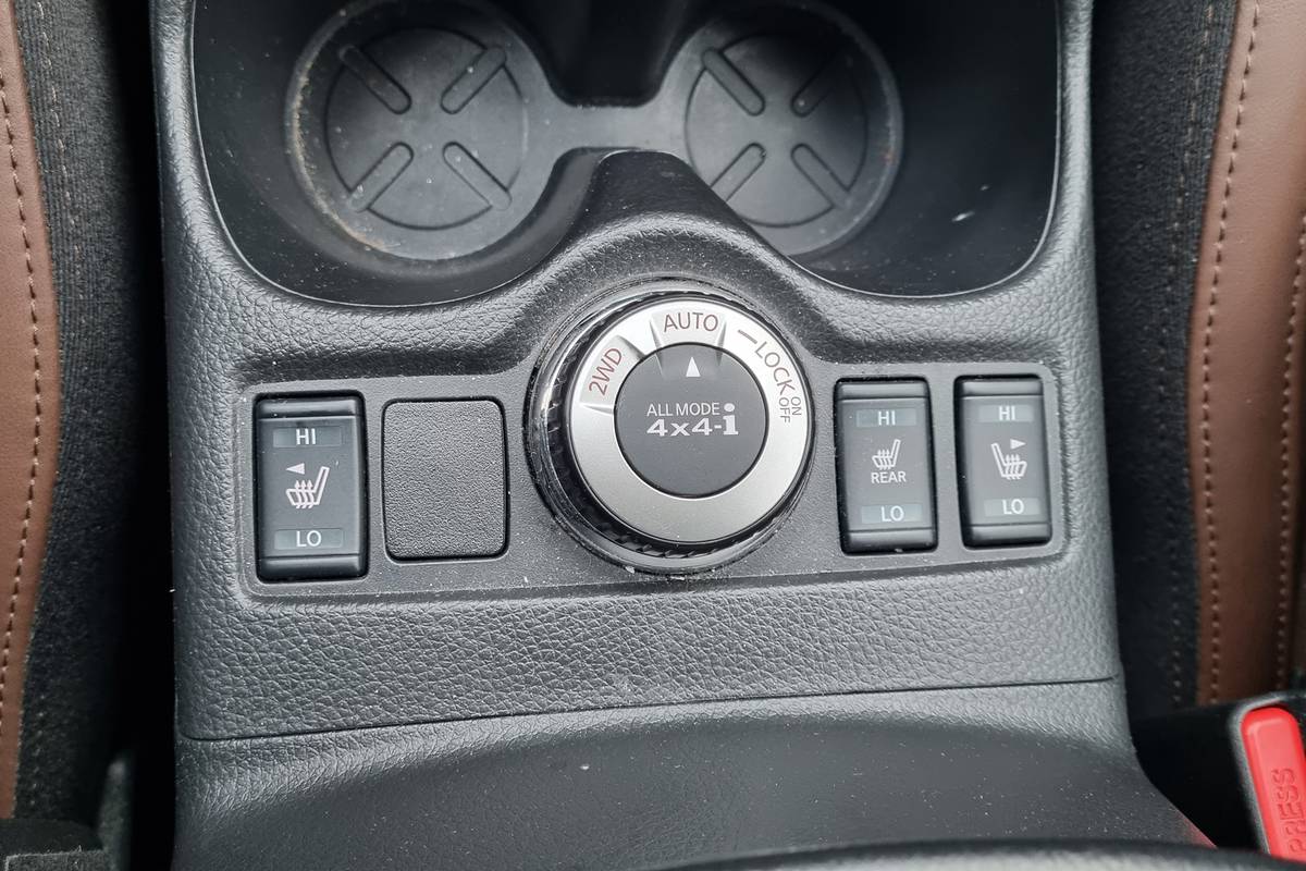 У полного привода три режима использования: в 2WD машина становится переднеприводной, в Auto задняя ось подключается при&nbsp;пробуксовке передней, а в режиме Lock на заднюю ось передается максимально возможный крутящий момент, но он работает только до скорости 40 км/ч
